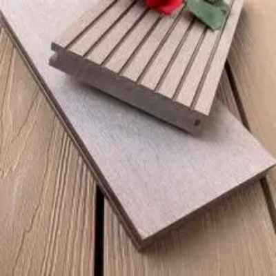 140 X 25mm Neme Dayanıklı WPC Decking Boards Anti Uv Plastik Ahşap Kompozit Levhalar